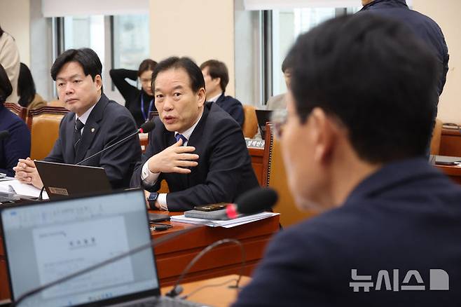 [서울=뉴시스] 김금보 기자 = 정태호 국회 대미투자특별법처리를위한특별위원회 더불어민주당 간사가 24일 오전 서울 여의도 국회에서 열린 대미투자특별법처리를위한특별위원회 전체회의에서 의사진행 발언을 하고 있다. 2026.02.24. kgb@newsis.com