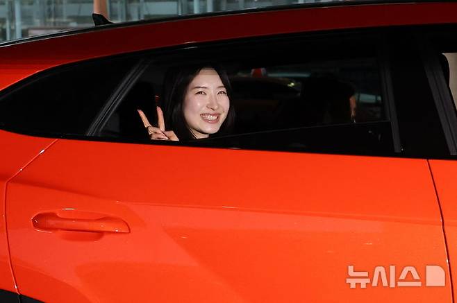 [인천공항=뉴시스] 권창회 기자 = 2026 밀라노-코르티나 동계올림픽 금메달리스트 김길리가 24일 오후 인천국제공항 제2여객터미널에서 람보르기니 우르스 차량을 타고 떠나고 있다. 람보르기니 공식 딜러사 람보르기니 서울은 이날 귀국하는 김길리 선수를 위해 특별 의전 차량을 제공했다. 2026.02.24. kch0523@newsis.com