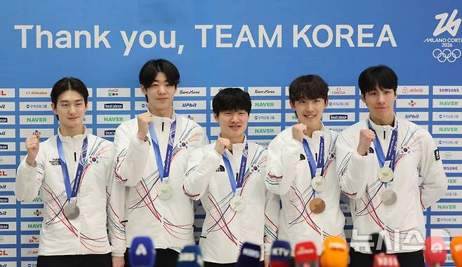 [인천공항=뉴시스] 권창회 기자 = 2026 밀라노-코르티나 동계올림픽 쇼트트랙 남자 5000M 은메달리스트인 신동민(왼쪽부터), 이준서, 이정민, 임종언, 황대헌이 24일 오후 인천국제공항 제2여객터미널로 귀국해 기념촬영을 하고 있다. 2026.02.24. kch0523@newsis.com