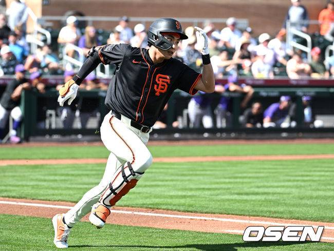 [OSEN=애리조나(미국), 이대선 기자] 25일(한국시간) 미국 애리조나주 스코츠데일 스타디움에서 2025 메이저리그 시범경기 샌프란시스코 자이언츠와 콜로라도 로키스의 경기가 열렸다.8개월 가량 재활을 마친 샌프란시스코 자이언츠 이정후는 이제 메이저리그 데뷔 2년차 시즌을 준비한다. 1회말 2사 샌프란시스코 자이언츠 이정후가 우월 솔로 홈런을 치고 그라운드를 돌고 있다. 2025.02.25 / sunday@osen.co.kr