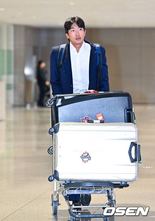 [OSEN=인천공항, 박준형 기자]  두산 베어스가 20일 오후 호주 시드니 1차 전지훈련을 마치고 인천국제공항을 통해 귀국했다.두산은 지난 1월 23일부터 2월 19일까지 호주 시드니 블랙타운 야구장에서 체력 및 전술 훈련 위주의 1차 캠프를 진행했다. 그리고 오는&nbsp;22일 일본 미야자키로 출국해 '구춘 대회' 포함 7차례 연습경기를 치를 예정이다.두산 김민석이 입국장을 나서고 있다.  2026.02.20  / soul1014@osen.co.kr