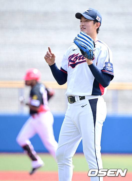 [OSEN=오키나와(일본), 최규한 기자] 2026 WBC(월드베이스볼클래식)를 준비하는 대한민국 야구 대표팀이 24일 일본 오키나와 가데나 야구장에서 프로야구 KIA 타이거즈와 연습경기를 펼쳤다. 야구 대표팀은 오키나와에서 국내 팀들과 6차례 연습경기를 치르며 전력을 끌어올릴 예정이다.1회초 2사 2루 상황 KIA 해럴드 카스트로에게 우월 투런포를 내준 대표팀 선발 고영표가 공을 건네받고 있다. 2026.02.24 / dreamer@osen.co.kr