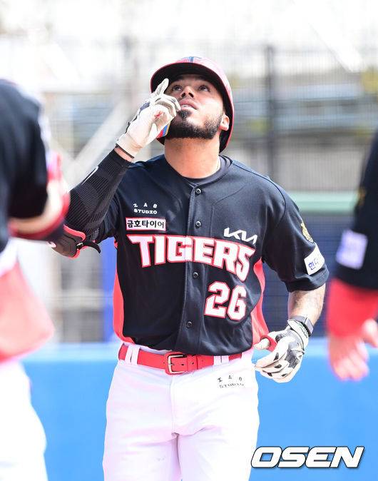 [OSEN=오키나와(일본), 최규한 기자] 2026 WBC(월드베이스볼클래식)를 준비하는 대한민국 야구 대표팀이 24일 일본 오키나와 가데나 야구장에서 프로야구 KIA 타이거즈와 연습경기를 펼쳤다. 야구 대표팀은 오키나와에서 국내 팀들과 6차례 연습경기를 치르며 전력을 끌어올릴 예정이다.1회초 2사 2루 상황 KIA 해럴드 카스트로가 선제 우월 투런포를 날리고 홈을 밟으며 기뻐하고 있다. 2026.02.24 / dreamer@osen.co.kr