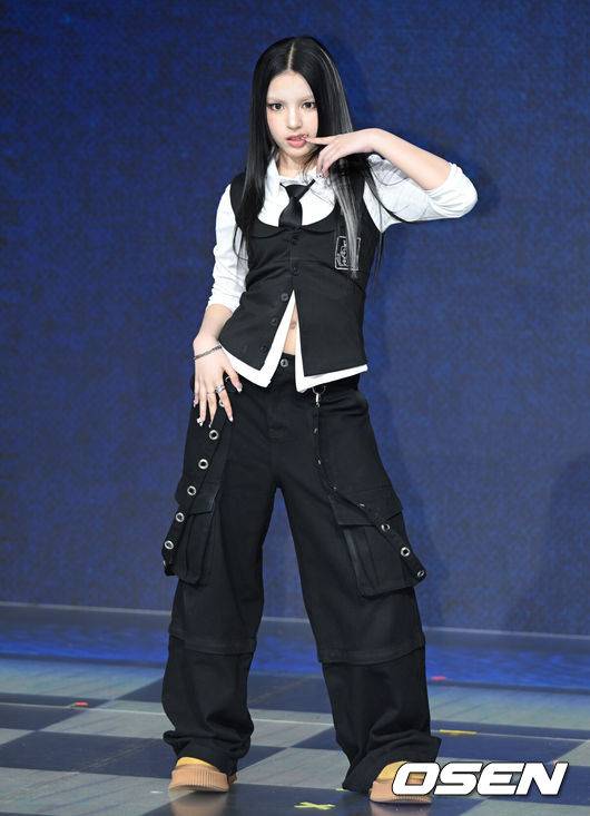 [OSEN=조은정 기자]초코엔터 패밀리 앨범 ‘ChoCo La Familia(초코 라 파밀리아)’ 쇼케이스가 24일 서울 마포구 쇼킹케이팝센터에서 열렸다.‘초코 라 파밀리아’는 가수 겸 음악 프로듀서&nbsp;조PD가 이끄는 초코엔터테인먼트의 패밀리 앨범이다. 앨범에는 더블 타이틀곡 ‘김미’와 ‘프렌지’(FRENZY)를 비롯해 ‘왓츠 유얼 위시’(What‘s Your Wish), ’짠‘(ZZAN), ’온 더 스트릿‘(On The Street) 등 5곡을 수록했다. 앨범 전곡 음원은 오는 24일 오후 6시 각종 온라인 음원사이트를 통해 발매한다.초코원 안판이 포즈를 취하고 있다. 2026.02.24 /cej@osen.co.kr