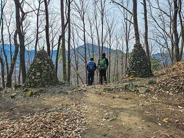 삼성산(302.8m) 돌탑을 지나며, 삼성산 성터는 삼국시대 돌로 쌓은 삼태기형 산성이다.