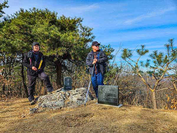 용봉(437m) 정상, 삼국시대 석축 산성인 둘레 250m 용봉산성.