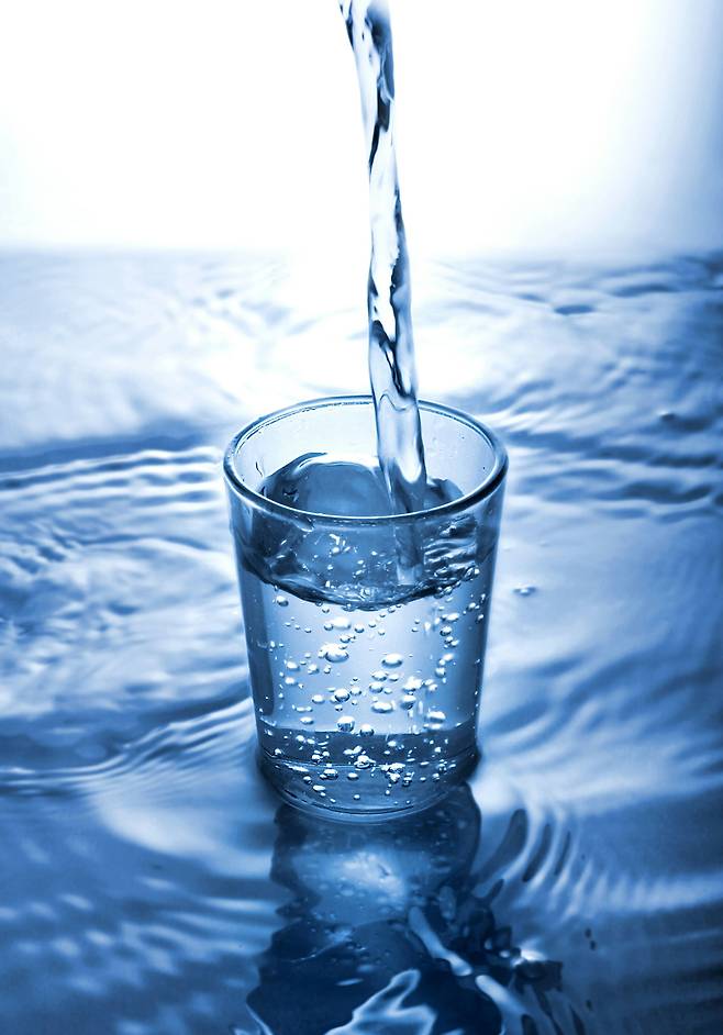 다수 연구에서 체중의 1~2% 수준 탈수만으로도 피로감 증가와 인지 기능 저하가 관찰됐다. 갈증은 비교적 늦게 나타나는 신호로 알려져 있다. pexels