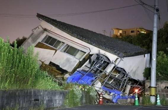2024년 8월 8일 일본 남서부 가고시마현 오사키 마을에서 발생한 지진으로 무너진 집. 교도 로이터 연합뉴스