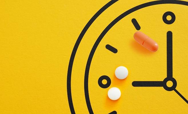 종합비타민은 아침이나 저녁 어느 때나 복용할 수 있으며 꾸준히 복용하는 것이 중요한 것으로 알려져 있다. 사진은 복용 시간을 상징적으로 표현한 이미지. 123rf