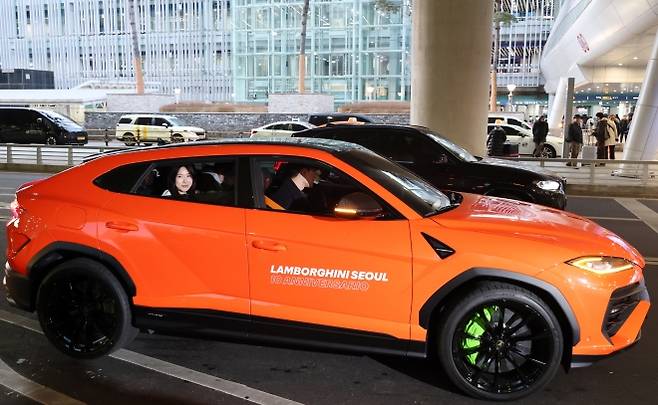 ‘람보르길리’ 김길리, 스포츠카 타고 귀가 - 2026 밀라노-코르티나담페초 동계올림픽 쇼트트랙 2관왕 김길리가 24일 인천국제공항 제2여객터미널을 통해 귀국 뒤 스포츠카를 타고 공항을 출발하고 있다. 김길리는 이번 대회에서 지칠 줄 모르는 체력과 폭발적인 가속력을 뽐내며 스포츠카 이름에 빗대어 ‘람보르길리’라는 별명을 얻은 바 있다. 2026.2.24 연합뉴스