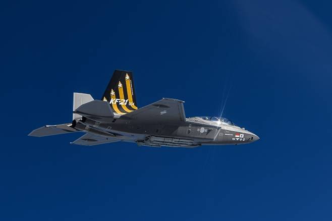 한국항공우주산업(KAI)이 개발 중인 KF-21 보라매가 편대 비행을 하고 있다. 한국은 KF-21을 중심으로 차세대 전투기 기술을 단계적으로 확보하는 전략을 추진하고 있다. KAI 제공