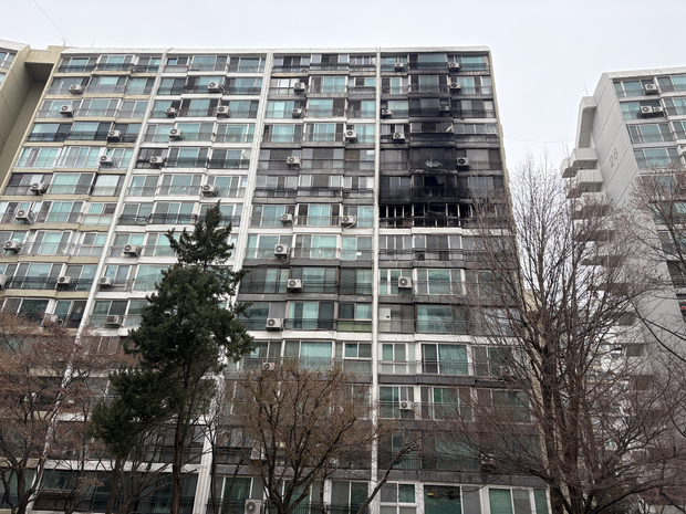 24일 오전 화재가 발생한 서울 강남구 은마아파트 현장. 박지우 견습기자