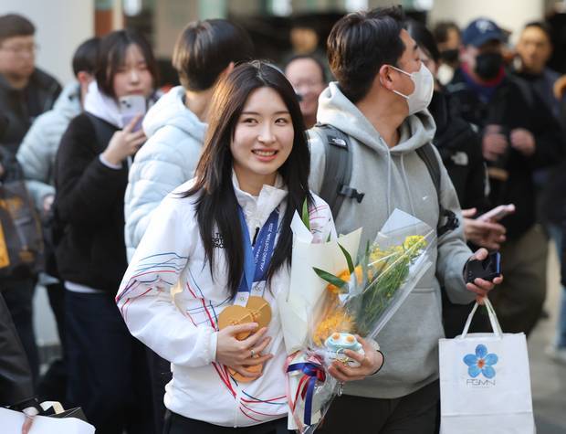 2026 밀라노·코르티나담페초 동계올림픽 쇼트트랙 2관왕 김길리가 24일 인천국제공항 제2여객터미널에서 귀국 뒤 꽃다발을 든 채 미소짓고 있다. 연합뉴스