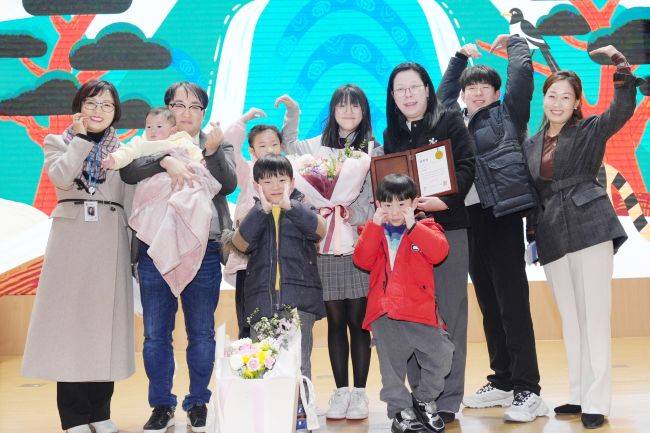 수원 6남매 가족 출생친화 유공 표창 수여식 ⓒ수원시 제공