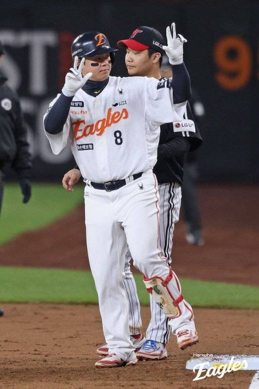 한화는 23일 “내야수 노시환과 11년 총액 307억 원에 비FA 다년계약을 맺었다”고 발표했다. 노시환은 “11년 간 매 시즌 30홈런을 치는 타자가 되겠다”라며 남다른 계약 소감을 밝혔다. 사진제공|한화 이글스