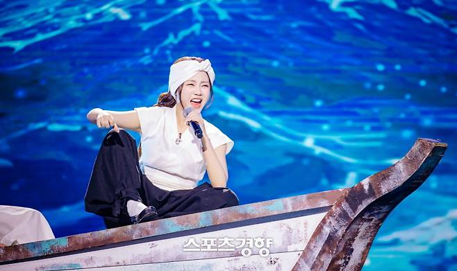 ‘현역가왕3’ 무대를 펼치고 있는 가수 홍지윤. 크레아 스튜디오 제공