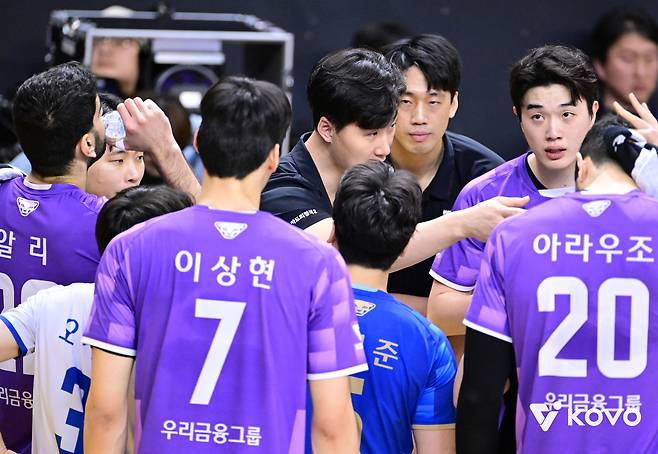 박철우 우리카드 감독 대행이 21일 KB손해보험전에서 선수들에게 작전을 지시하고 있다. KOVO제공