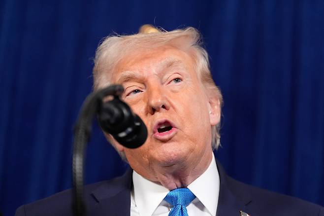 도널드 트럼프 미국 대통령은 2월 20일(이하 현지 시간) 연방대법원 판결이 나오자마자 무역법 제122조에 따라 전 세계를 대상으로 글로벌 관세 10%를 부과하는 내용의 행정명령에 서명했다. 뉴시스