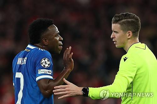 유럽축구연맹(UEFA) 챔피언스리그 무대에서 또다시 불거진 인종차별 스캔들에 대해 UEFA가 철퇴를 내렸다. 영국 공영방송 BBC와 가디언 등 현지 매체는 24일(한국시간) UEFA가 벤피카 공격수 잔루카 프레스티아니에게 잠정 1경기 출전 정지 징계를 내렸다고 보도했다. 레알 마드리드의 비니시우스 주니오르가 제기한 인종차별 주장에 따른 조치다. 연합뉴스