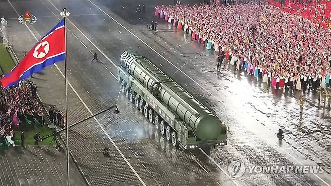 북한의 대륙간탄도미사일(ICBM) 북한의 조선중앙TV는 "노동당 창건 80주년 경축 열병식이 2025년 10월 10일 평양 김일성 광장에서 진행됐다"고 보도했다. 사진은 신형 대륙간탄도미사일 화성-20형
[조선중앙TV 화면 캡처 사진]
