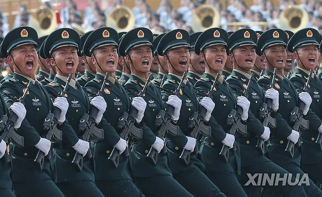 중국인민해방군 전승절 기념 퍼레이드 중국 군이 2025년 9월 3일 베이징에서 퍼레이드를 벌이는 모습
[중국 신화사 사진]