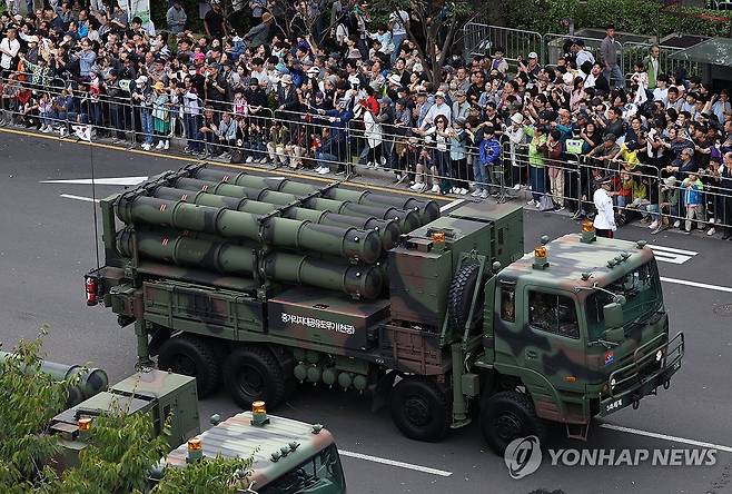 시가행진하는 지대공 미사일 '천궁' 2024년 10월1일 건군 제76주년 국군의 날 시가행진이 서울 중구 세종대로에서 진행됐다. 사진은 적군의 비행기와 미사일을 요격하는 지대공 미사일 '천궁' 
[연합뉴스 사진]