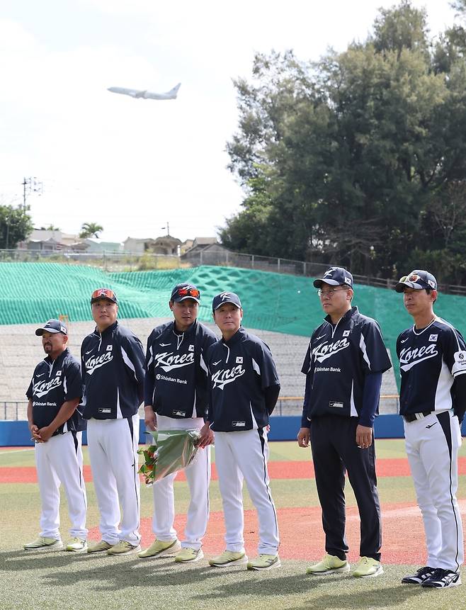 야구장 위에 뜬 미 공군 수송기 (가데나[일본 오키나와현]=연합뉴스) 이진욱 기자 = 23일 일본 오키나와현 가데나의 가데나 구장에서 2026 월드베이스볼클래식(WBC) 대한민국 야구대표팀과 한화의 연습경기에 앞서 류지현 감독과 코치진이 행사에 참석했다. 그 위로 미 공군 수송기가 날아가고 있다. 2026.2.23 cityboy@yna.co.kr