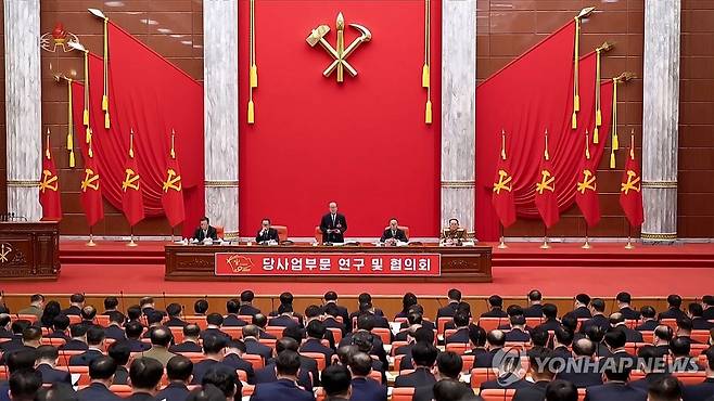 북한, 당대회 5일 회의 '부문별 연구 및 협의회' 진행 (서울=연합뉴스) 북한은 지난 23일 당대회 5일 회의를 열고 당중앙위원회 제9기 전망목표와 계획을 연구·토의하기 위한 공업·농업·경공업·문화·건설·군사·군수·법무·대외·당사업 부문별 연구 및 협의회를 진행했다고 조선중앙TV가 24일 보도했다. [조선중앙TV 화면] 2026.2.24 
    [국내에서만 사용가능. 재배포 금지. For Use Only in the Republic of Korea. No Redistribution] nkphoto@yna.co.kr