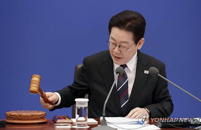 이재명 대통령, 국무회의 개회 (서울=연합뉴스) 한상균 기자 = 이재명 대통령이 24일 청와대에서 의사봉을 두드리며 국무회의 개회를 선언하고 있다. 2026.2.24 [청와대통신사진기자단] xyz@yna.co.kr
