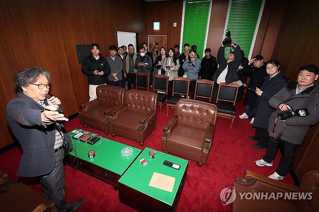 '원형 보존' 복원 공사 마친 옛 전남도청 (광주=연합뉴스) 정다움 기자 = 24일 오전 광주 동구 옛 전남도청에서 열린 문화체육관광부 옛전남도청복원추진단의 시범 운영 설명회에서 참가자들이 내부를 둘러보고 있다.
    5·18 민주화운동 최후항쟁지이자 2023년 하반기 복원 공사가 시작된 옛 전남도청은 오는 28일 한 달여간 시범 운영을 거친 뒤 오는 5월 개관할 예정이다. 2026.2.24 daum@yna.co.kr