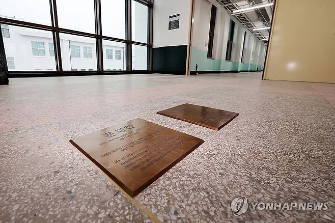 최후항쟁지 옛 전남도청서 산화한 문재학·안종필 열사 (광주=연합뉴스) 정다움 기자 = 24일 오전 광주 동구 옛 전남도청에서 문화체육관광부 옛전남도청복원추진단의 시범운영 설명회가 열린 가운데 바닥에 문재학·박종필 열사의 팻말이 설치돼 있다.
    5·18 민주화운동 최후항쟁지이자 2023년 하반기 복원 공사가 시작된 옛 전남도청은 오는 28일 한 달여간 시범 운영을 거친 뒤 오는 5월 개관할 예정이다. 2026.2.24 daum@yna.co.kr