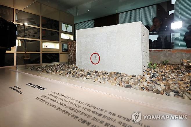 45년 전 계엄군이 쏜 탄두 (광주=연합뉴스) 정다움 기자 = 24일 오전 광주 동구 옛 전남도청에서 열린 문화체육관광부 옛전남도청복원추진단의 시범운영 설명회에서 참가자들이 계엄군의 탄두가 박힌 전시물을 보고 있다.
    5·18 민주화운동 최후항쟁지이자 2023년 하반기 복원 공사가 시작된 옛 전남도청은 오는 28일 한 달여간 시범 운영을 거친 뒤 오는 5월 개관할 예정이다. 2026.2.24 daum@yna.co.kr