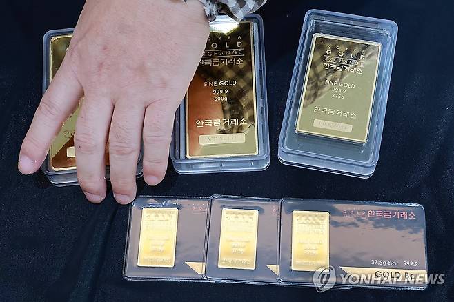 서울 종로구 한국 금거래소에서 골드바를 정리하는 직원 [연합뉴스 자료사진. 재판매 및 DB 금지]