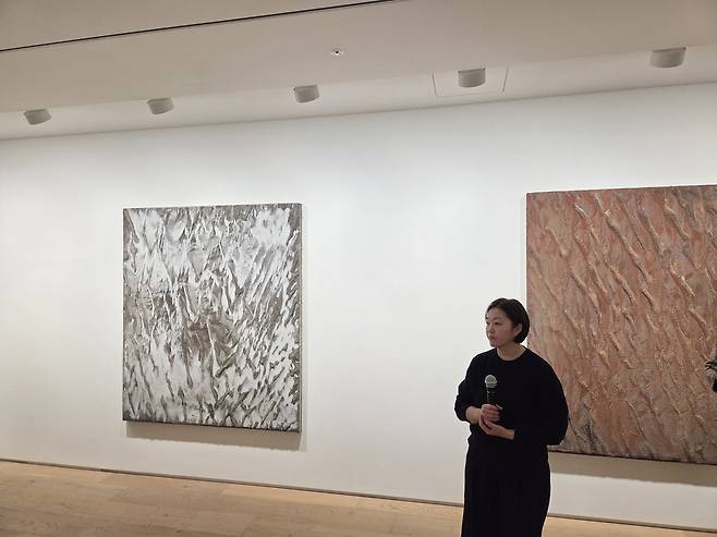김주리 작가 (서울=연합뉴스) 박의래 기자 = 김주리 작가가 24일 서울 한남동 타데우스 로팍 서울에서 작품에 대해 설명하고 있다. 2026.2.24. laecorp@yna.co.kr