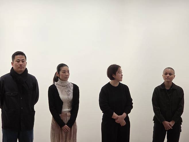 타데우스 로팍 서울 '거리의 윤리' 참여 작가들 (서울=연합뉴스) 박의래 기자 = 타데우스 로팍 서울에서 열리고 있는 단체전 '거리의 윤리'에 참여한 (왼쪽부터) 임노식, 케이 이마즈, 김주리, 마리아 타니구치가 24일 기념 촬영을 하고 있다. 2026.2.24. laecorp@yna.co.kr