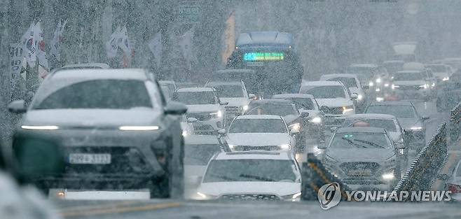 '대구 도심 덮는 함박눈' (대구=연합뉴스) 김현태 기자 = 24일 오후 대구 도심에 함박눈이 내리고 있다. 2026.2.24 mtkht@yna.co.kr