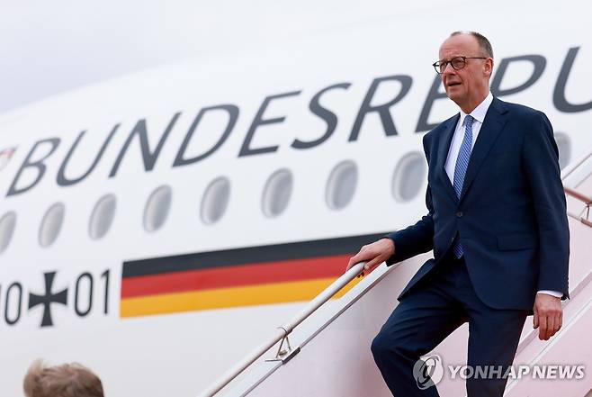 비행기에서 내리는 프리드리히 메르츠 독일 총리 [EPA 연합뉴스 자료사진. 재판매 및 DB 금지]