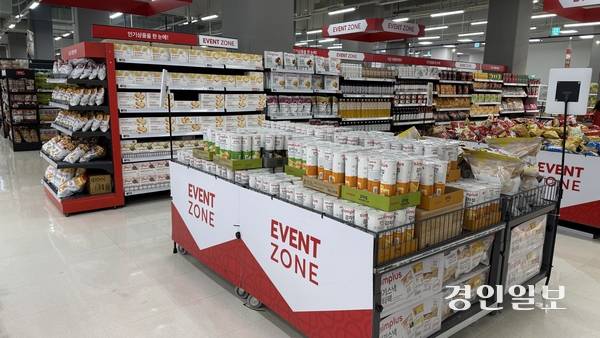 홈플러스 화성동탄점 이벤트존 매대에 홈플러스 자체브랜드(PB) 상품이 한가득 진열돼 있다. 2026.2.25 /윤혜경기자 hyegyung@kyeongin.com