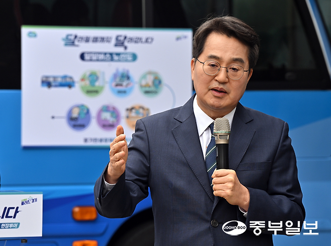 김동연 경기도지사가 24일 수원 광교 경기융합타운 내 부지에서 민생경제 현장투어 출정식을 열고 '달달버스 시즌2'의 방향성에 대해 설명하고 있다