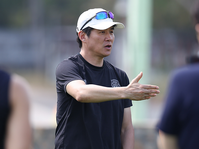 지난달 태국 파타야에서 진행된 2026시즌 동계훈련에서 박건하 수원FC감독이 선수단 훈련을 지휘하고 있다. 사진=한국프로축구연맹