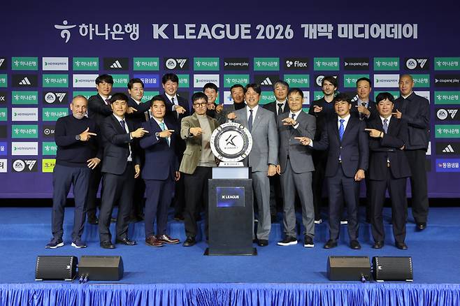 25일 서울 서대문구 스위스그랜드호텔에서 열린 하나은행 K리그2 2026 개막 미디어데이서 참가 구단 사령탑들이 단체 사진을 찍고 있다. 사진=한국프로축구연맹