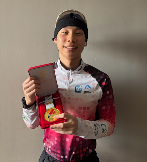 24일 강원 평창 알펜시아 바이애슬론센터에서 진행된 제107회 전국동계체육대회 바이애슬론 남자 18세 이하부 스프린트 10㎞경기서 우승한 유현민(포천 일동고)이 기념사진을 찍고 있다. 사진=일동고등학교