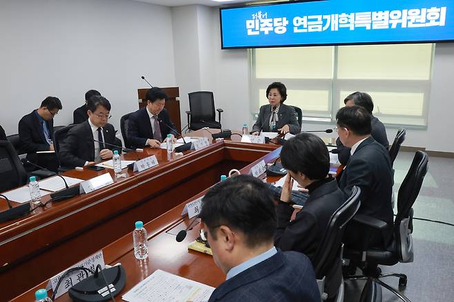 25일 국회에서 열린 더불어민주당 연금개혁특별위원회 회의에서 위원장인 남인순 의원이 발언하고 있다. / 연합뉴스