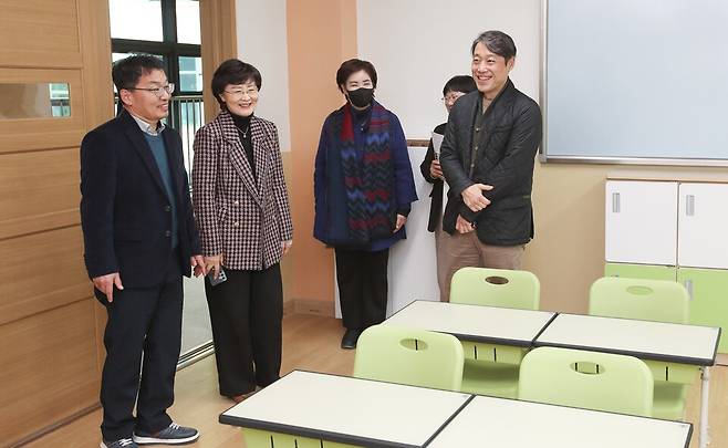 이용창 교육위원장이 다음 달 1일 개교 예정인 인천윤슬초등학교를 방문해 개교 준비 상황을 점검하고 있다.