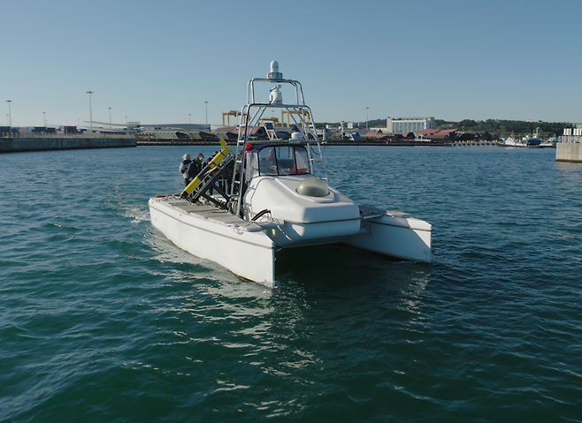해상 시험 중인 쌍동형 무인수상선