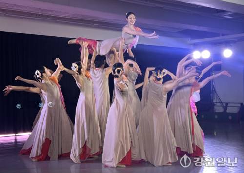 ◇강원특별자치도립무용단의 기획공연 ‘시나브런치 콘서트-동행’이 25일 강원국악예술회관에서 열렸다. ‘강원 르네상스’ 공연 모습. 사진=김오미 기자