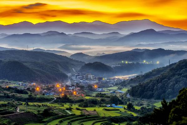 서정철 사진작가가 2015년 이탈리아 밀라노에서 열린 전시에 선보인 작품 '호수가 아름다운 가호마을'. /서정철