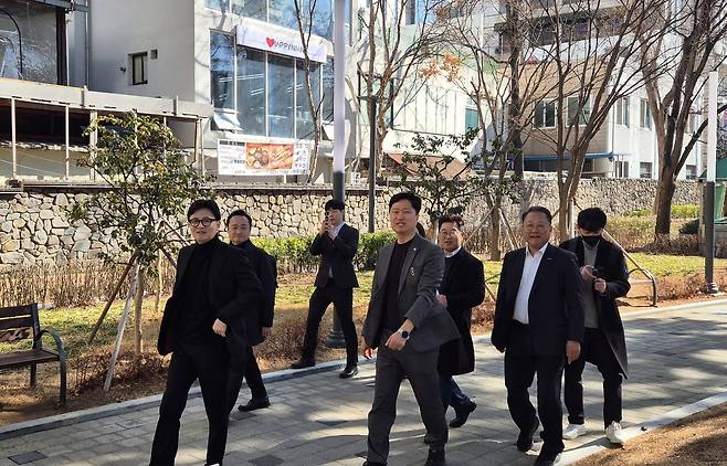 한동훈 전 국민의힘 대표가 25일 2·28운동기념중앙공원에서 우재준(대구 북갑) 의원과 함께 시민들을 만나기 위해 걸어오고 있다.