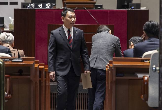 더불어민주당 법사위 간사인 김용민 의원이 25일 국회에서 열린 비공개 의원총회에 참석해 이동하고 있다. 연합뉴스