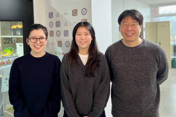 DASFAA 2026에 채택된 논문의 저자들. (왼쪽부터) 박서은·김유진 학생, 홍참길 교수. 한동대학교 제공.